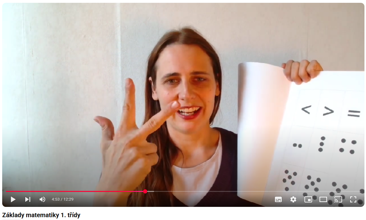 Printscreen 1. třídou žena drží míč
