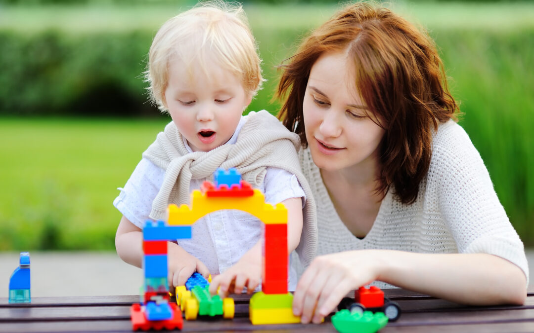 máma staví stavebnici s dítětem