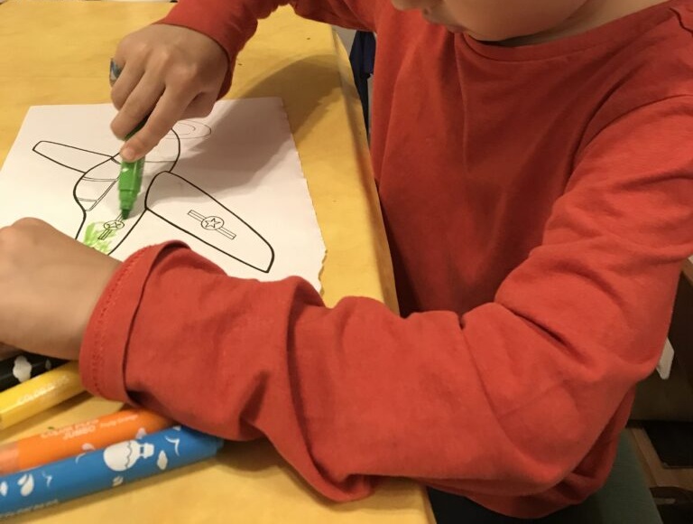 dítě drží tužku