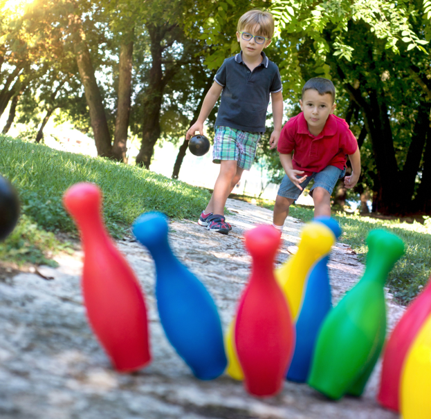 kluci hrají kuželky